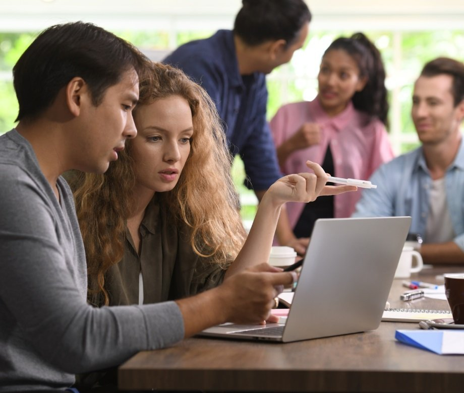 การแบ่งปันความรู้คืออะไร? ประโยชน์ในการนำเครื่องมือไปใช้และปัจจัยสำคัญสู่ความสำเร็จ