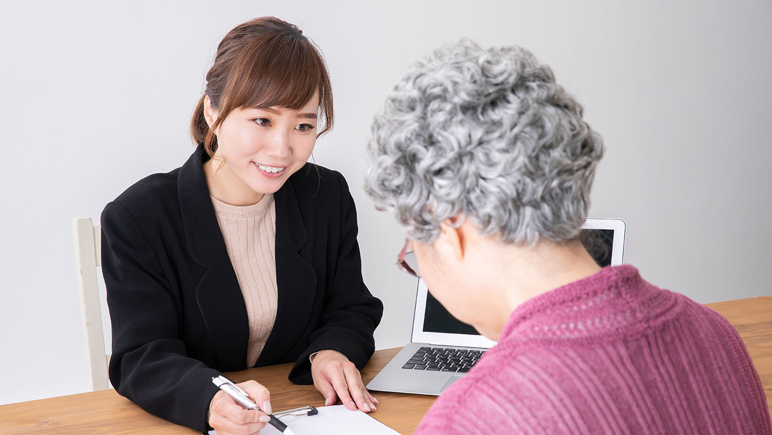 自治体に寄せられる「よくある質問」を集約。業務効率化に寄与するFAQシステムとは