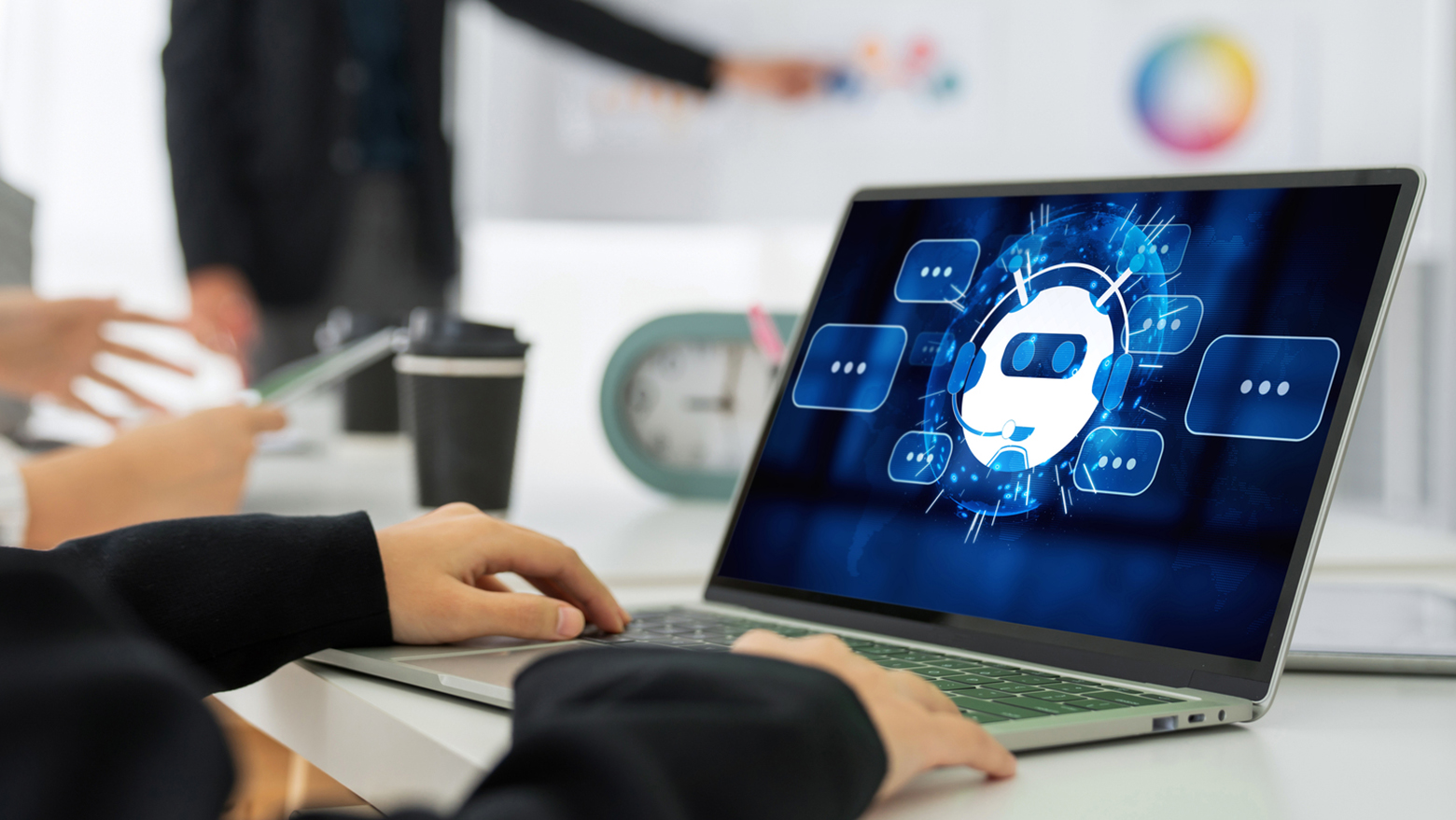 チャットボットを導入する手順や注意点、導入事例を紹介